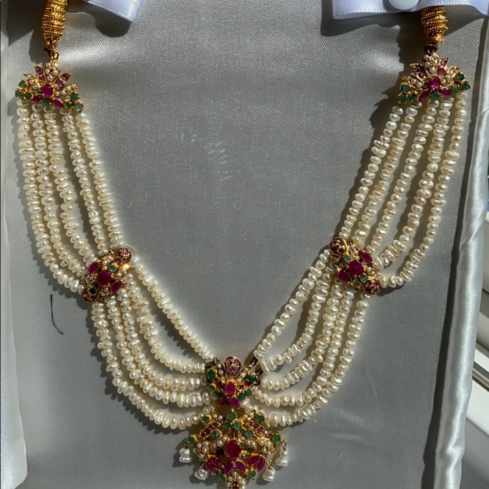Pearl necklace ruby and emerald and gold